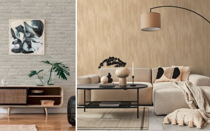 Modernes Wohnzimmer mit Tapeten: beige Strukturwand und graue Ziegeloptik, mit beigem Sofa und schwarzem Couchtisch in Naturtönen