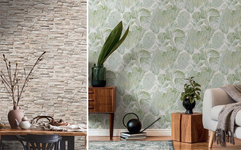 Moderne Tapeten: links eine beige Steintapete im Küchenbereich mit Hängelampen und Kreidetafel, rechts eine türkis-grün gewellte Marmoroptik-Tapete über Sichtbeton im Wohnbereich mit grauem Sessel und Stehleuchte 