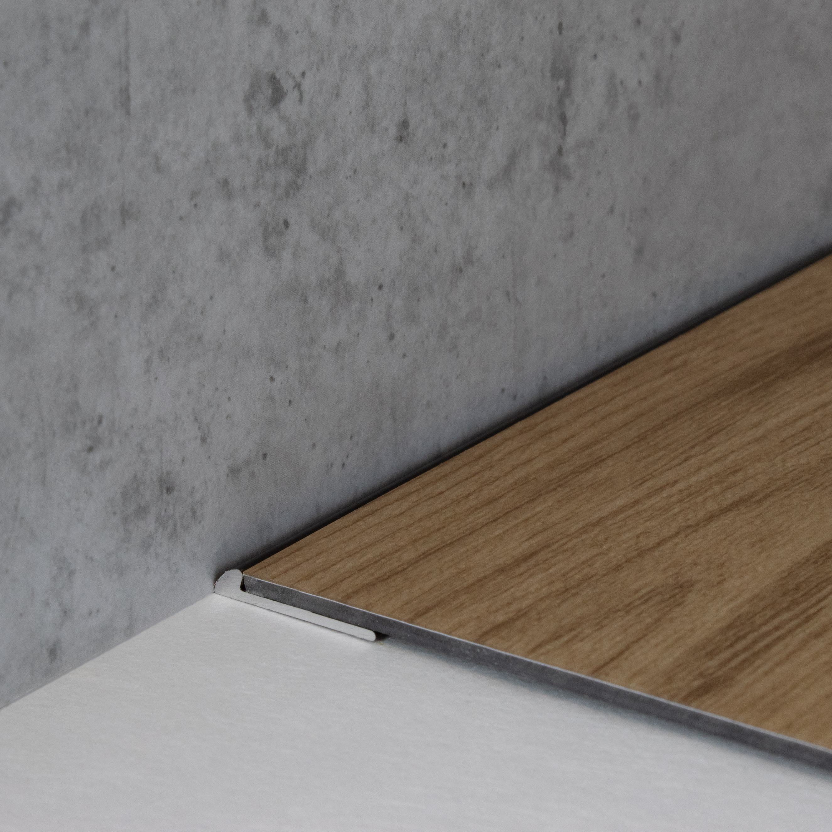 Profili di finitura e bordi PROVISTON Wexford Larghezza 18 mm L 2700 mm Alluminio anodizzato