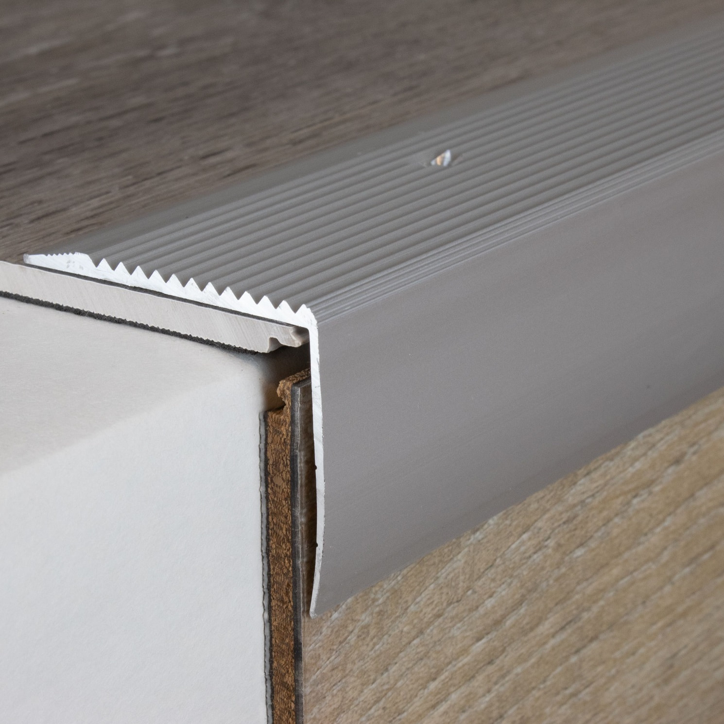 Profili per bordi e angoli delle scale PROVISTON Vena Altezza 42 mm Larghezza 50 mm Alluminio anodizzato