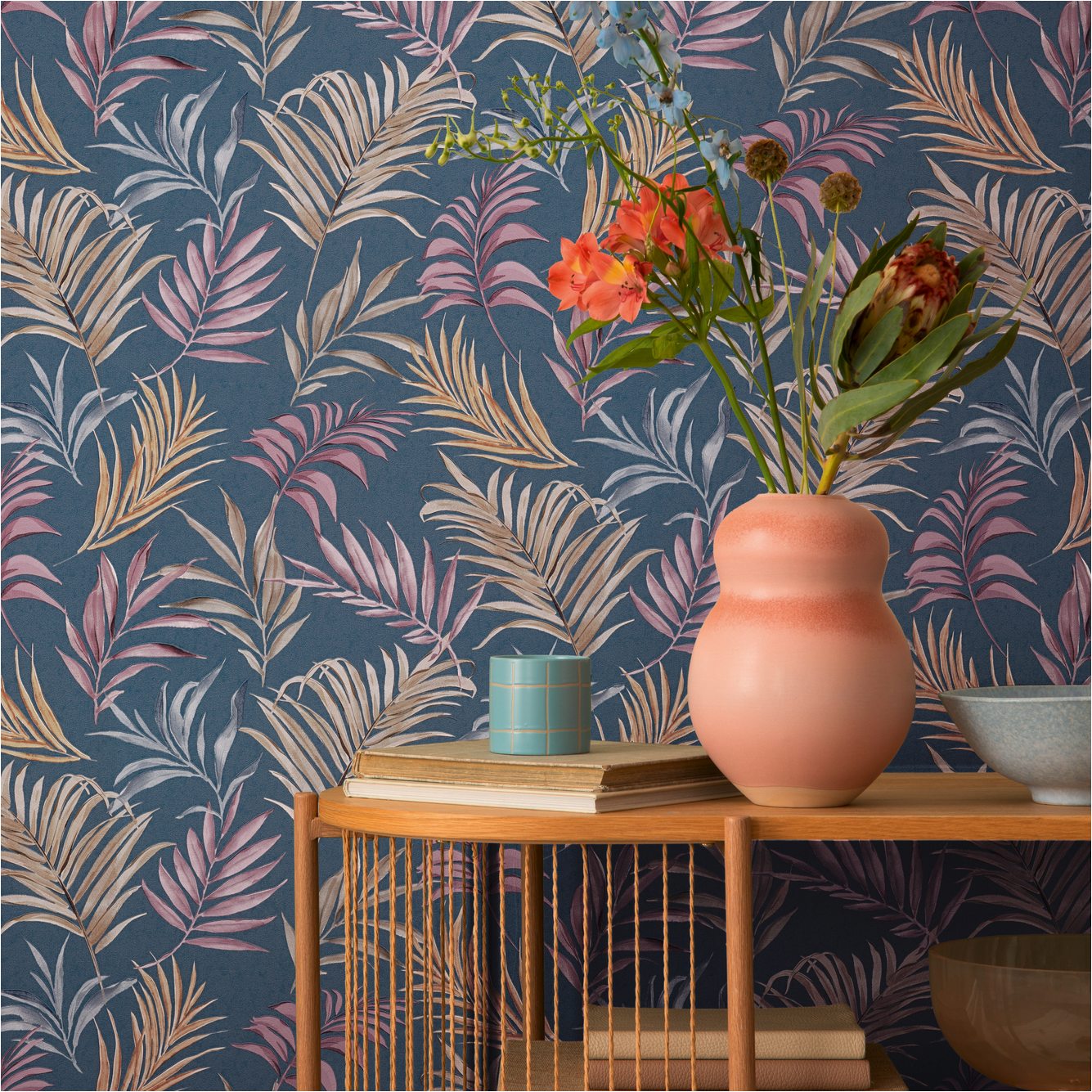 Carta da parati non tessuta 791085 Blue Jungle Palm Leaves CosmoLiving di Cosmopolitan A.S. Creation
