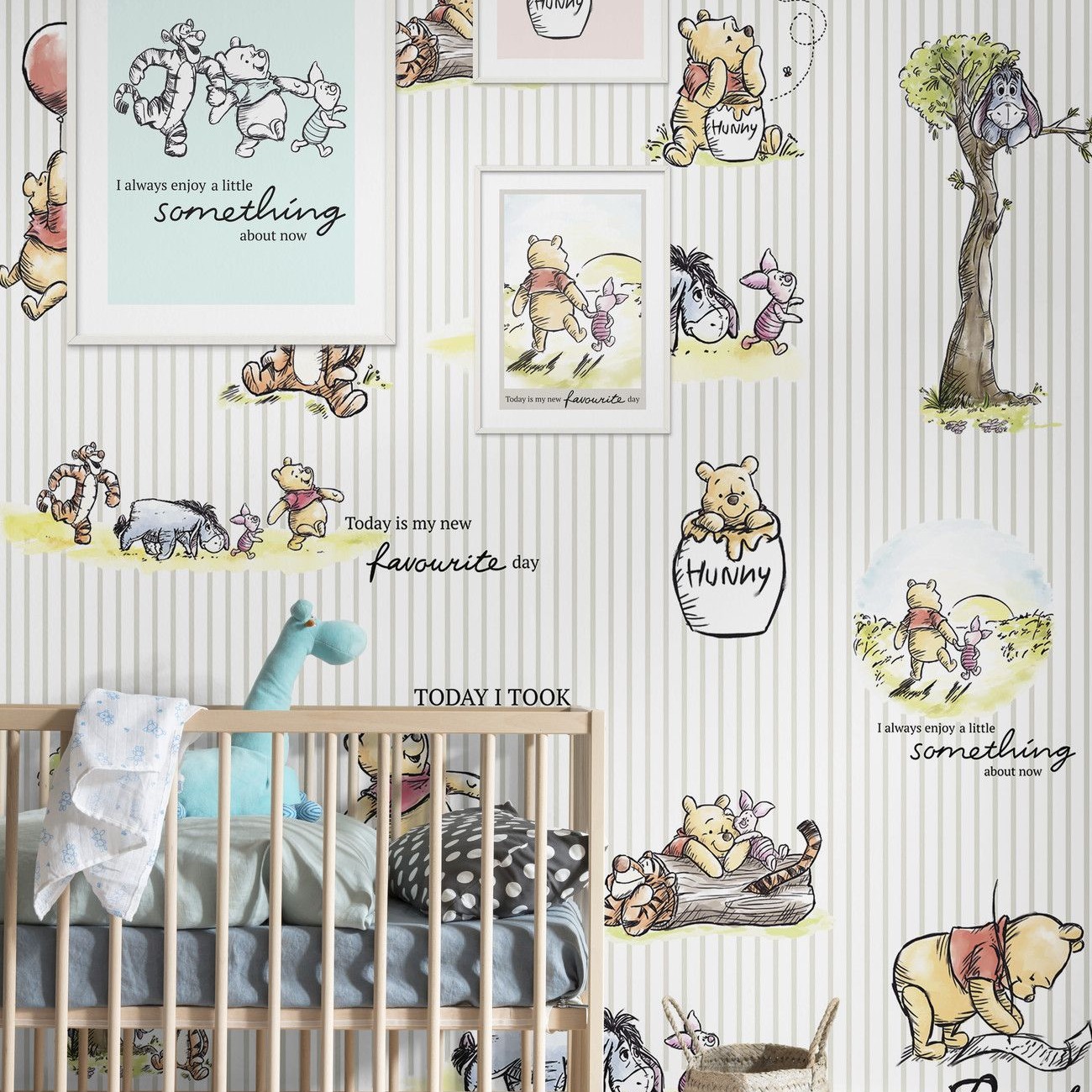 Komar Carta da parati fotografica Disney Winnie the Pooh Stripes 280 x 200 cm Tessuto non tessuto Winnie the Pooh Stripes Friends