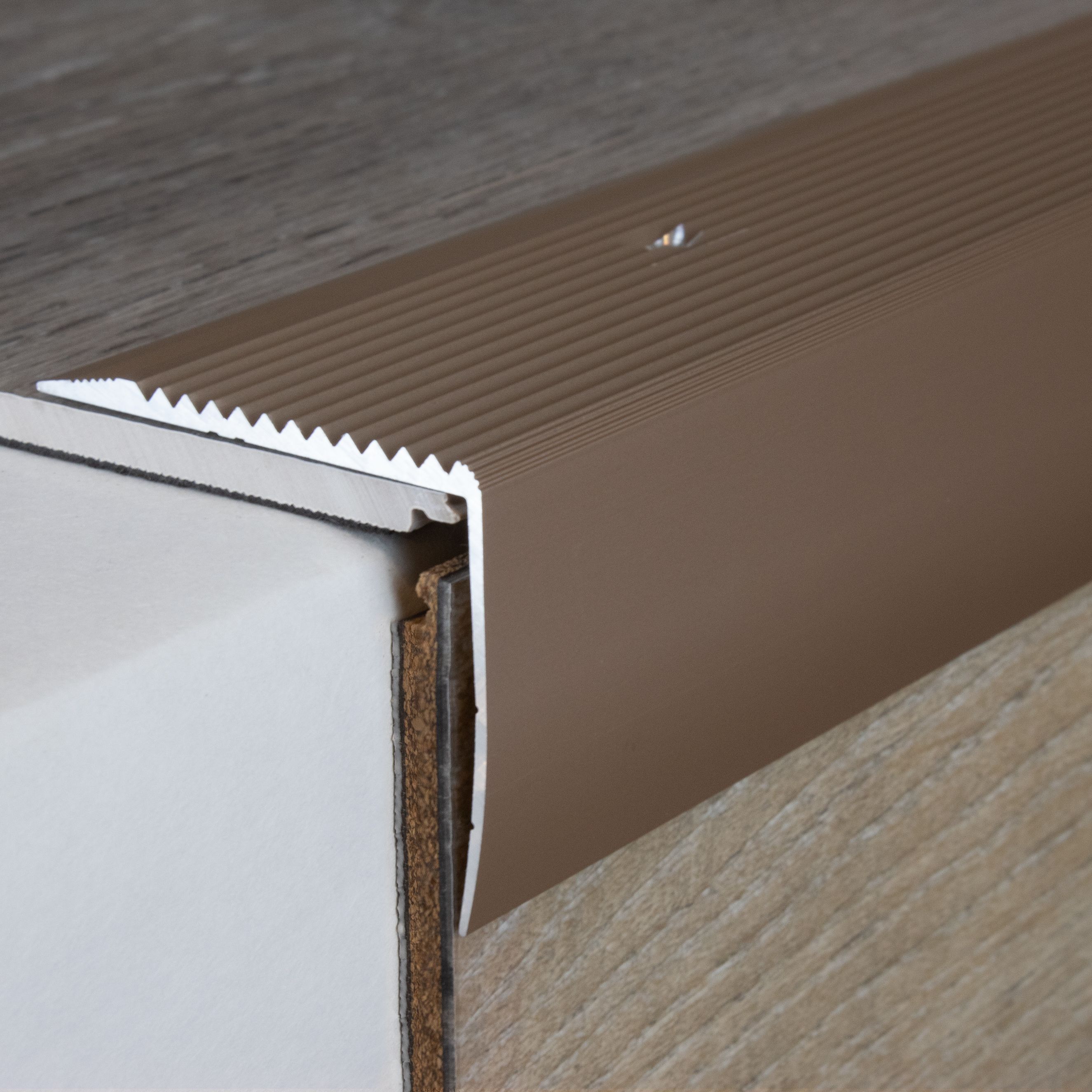 Profili per bordi e angoli delle scale PROVISTON Vena Altezza 42 mm Larghezza 50 mm Alluminio anodizzato