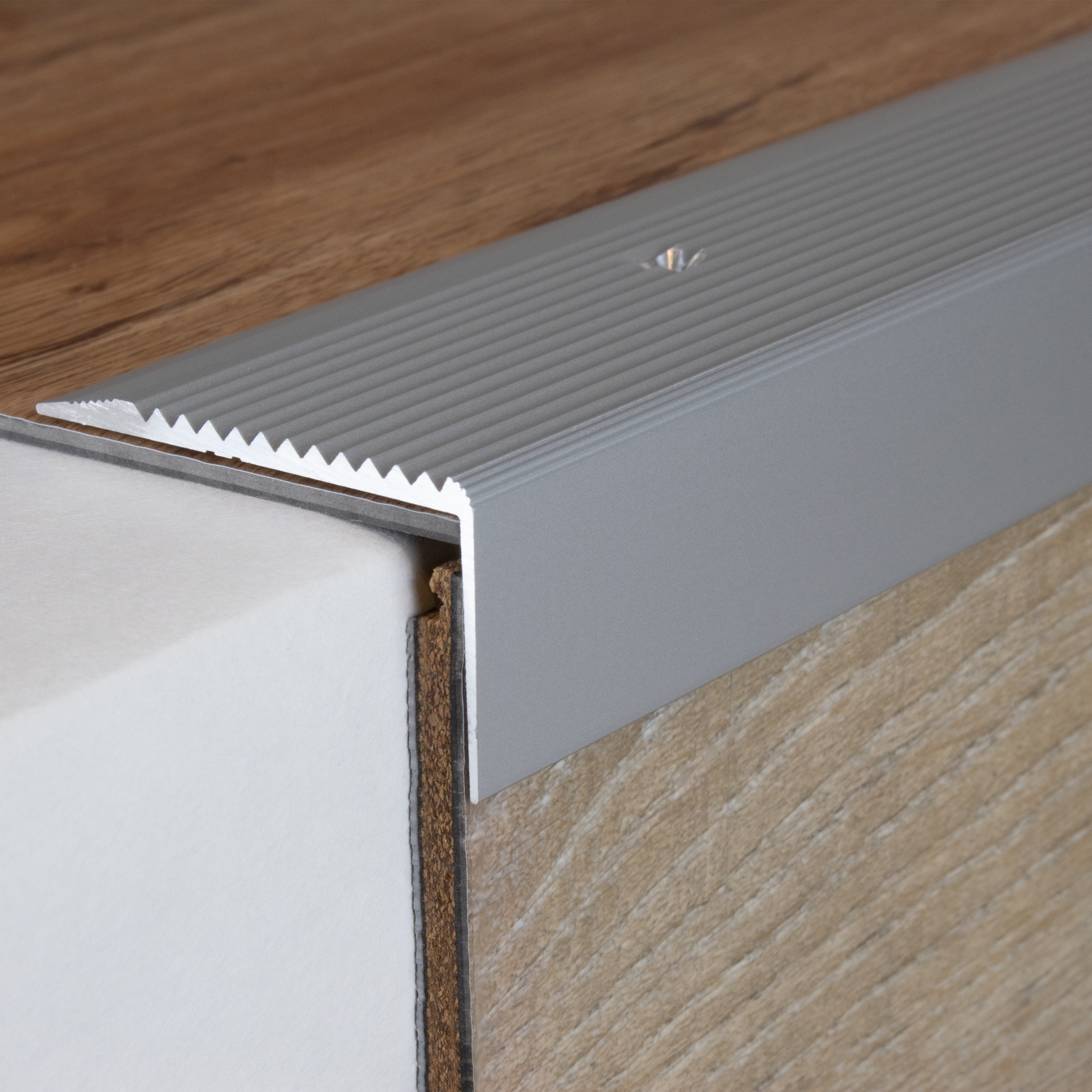 Profili per bordi e angoli delle scale PROVISTON Gela Altezza 28 mm Larghezza 50 mm L 1000 mm Alluminio