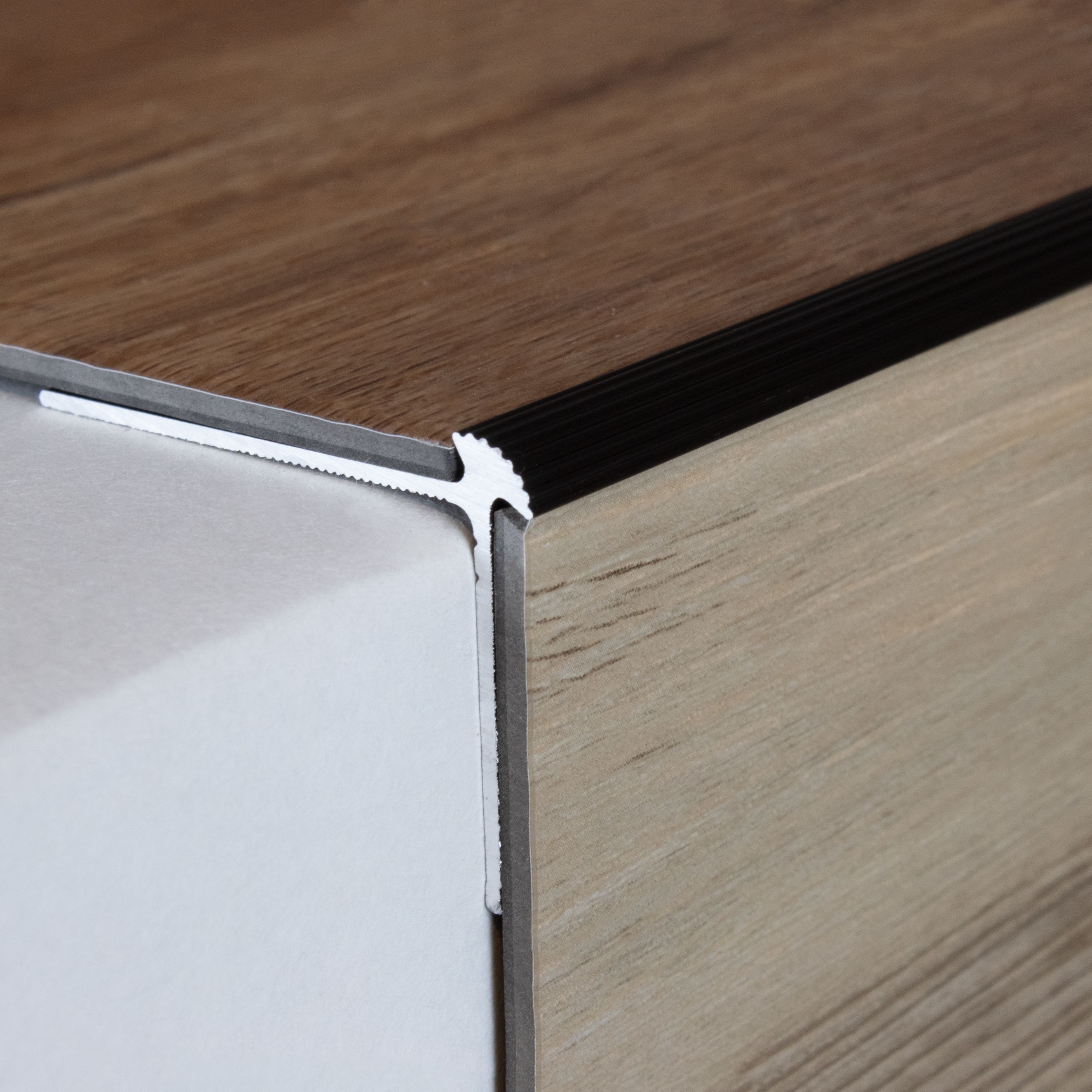 Profili per bordi e angoli delle scale, altezza 30 mm, larghezza 40 mm, altezza del bordo 3 mm, PROVISTON