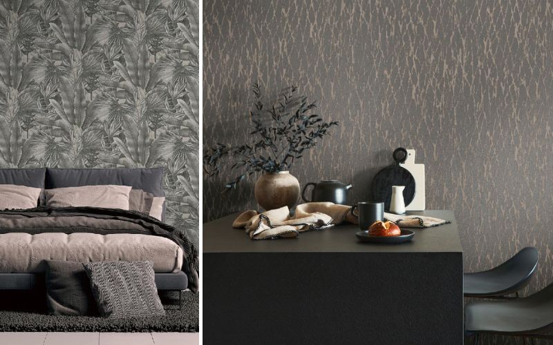 Schwarze Tapeten in modernem Look: links eine dunkle Blatt-/Dschungel-Mustertapete im Schlafzimmer, rechts eine schwarze Struktur- und Effekt-Tapete mit dezent goldenen Akzenten im Essbereich mit schwarzem Tisch 