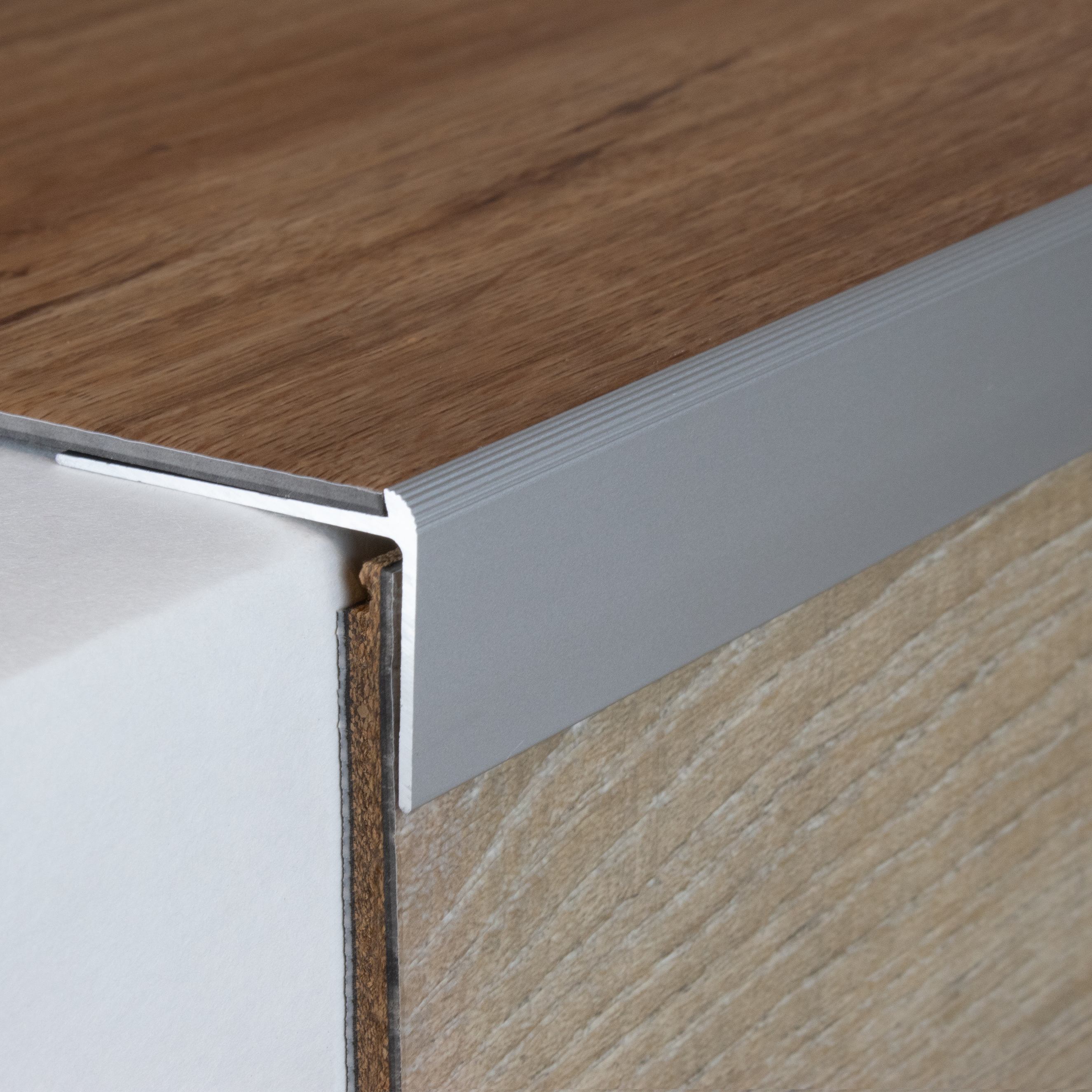 Profilo angolare e bordo per scale PROVISTON Aulla Altezza 10 - 40 mm Altezza bordo 2 - 7 mm Alluminio