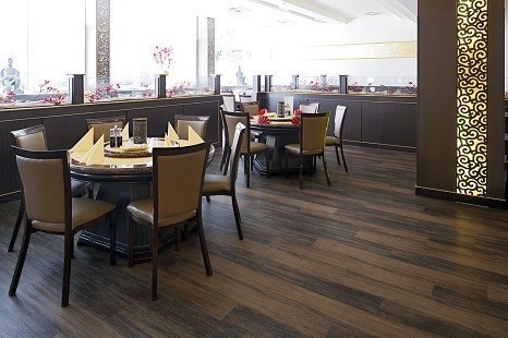 laminat_fussbodenbelag_dunkel_braun